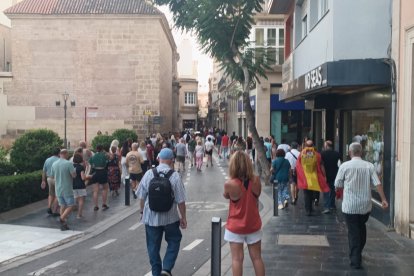 La Plaza Vieja de Almería se ha quedado pequeña para la concentración.