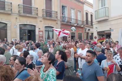 La Plaza Vieja de Almería se ha quedado pequeña para la concentración.