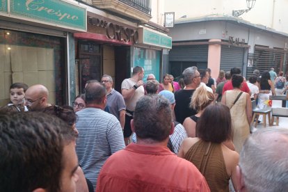 La Plaza Vieja de Almería se ha quedado pequeña para la concentración.
