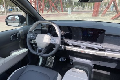 Interior lleno de tecnología y donde predomina la calidad de los materiales