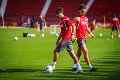 El joven Niko Tomasevic (18 años), vive su segunda sesión con el primer equipo rojiblanco.