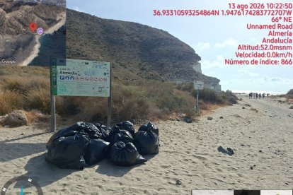 Bolsas de basura ya llena de residuos depositados en la Cala de Enmedio