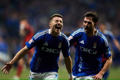 Portillo celebrando en el Tartiere el gol del ascenso a Primera.