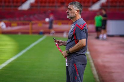 El entrenador del Almería en el banquillo del Estadio Mediterráneo.