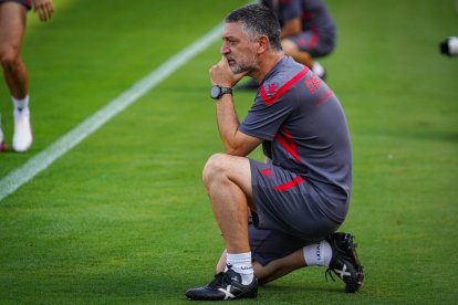 El entrenador del Almería en el banquillo del Estadio Mediterráneo.