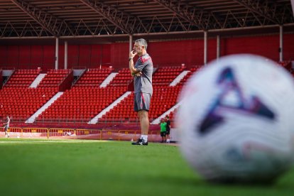 El entrenador del Almería en el banquillo del Estadio Mediterráneo.