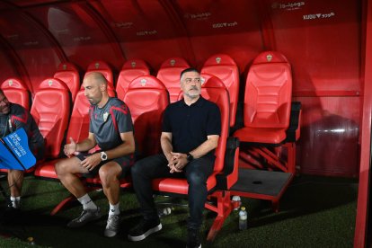 García Pimienta en el banquillo del Estadio de los Juegos Mediterráneos.