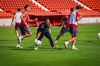 Fernando, el capitán del Almería, en el Estadio de los Juegos Mediterráneos.