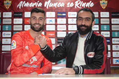 Mohamed El Assy presentando al portero cedido por el Alavés.