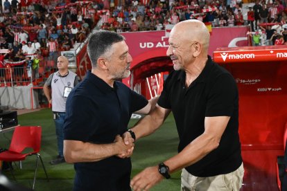 La noche del estreno en Almería saludando a García Pimienta.