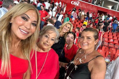 La tía, la abuela y la madre de Raúl presenciaron el Almería-Cádiz y el homenaje al joven desde la Tribuna.