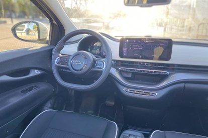 Pantalla central Uconnect de 10.25 que utiliza Apple CarPlay y Android Auto