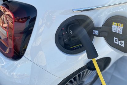 Carga completa en 4 horas y permite recuperar 50 kilómetros en 5 minutos