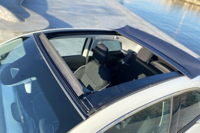 Al mantener los pilares laterales, no pierde tanta rigidez ni practicidad como un cabrio convencional
