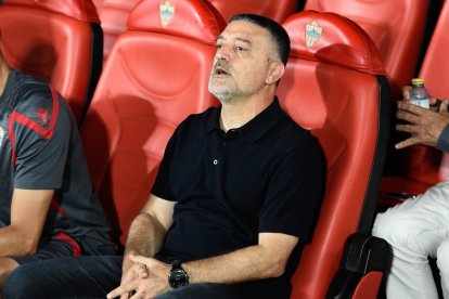 Pimienta respira hondo tras poner un nuevo Almería en escena.
