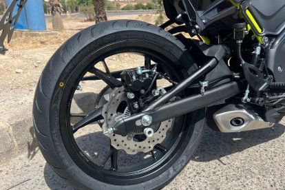 La SRK 125J completa su dotación con ABS, control de tracción y sistema TPMS para el control de los neumáticos.