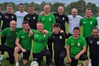 Entre partido y partido hay tiempo para jugar con los veteranos.