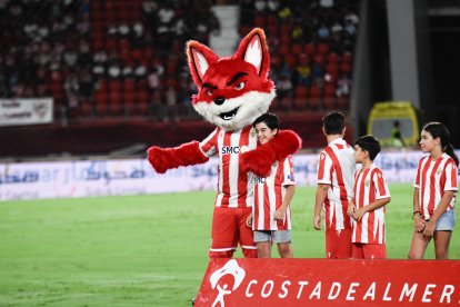 Urci no se lo quiso perder ejerciendo de nueva mascota del Almería.