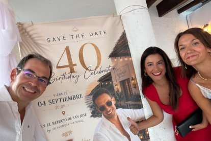 Un momento de la celebración del 40 cumpleaños de Alberto García Maturana en Cala Higuera