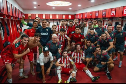 Arribas en la foto de celebración en el vestuario del Almería.