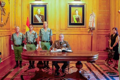 Firma en la despedida del recién ascendido general de división José Agustín Carreras Postigo.