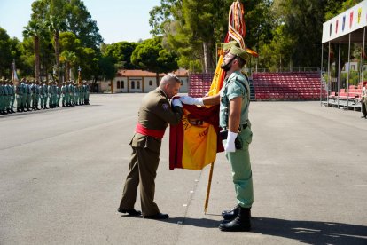 El general de división José Agustín Carreras Postigo, ante la bandera en su despedida de La Legión en la Base Álvarez de Sotomayor de Viator.
