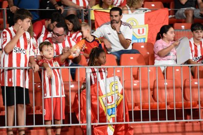 Pequeños y grandes aficionados del Almería.