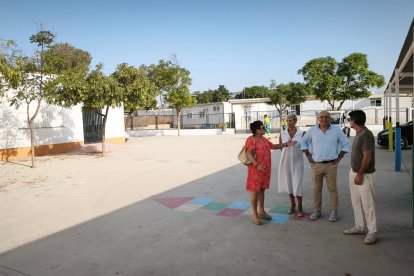 El alcalde y los concejales en una visita junto a la directoria del colegio San José de Calasanz.