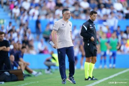 García Pimienta en el partido en Sabadell.