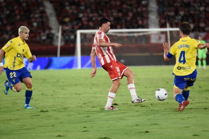 Javi Muñoz le aporta experiencia a una medular con dos jóvenes talentos.