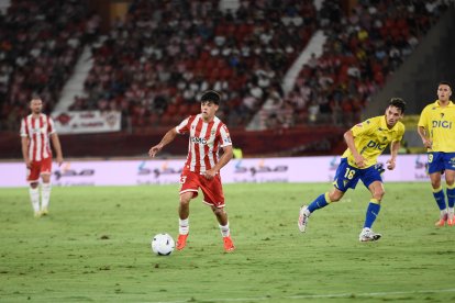 Quim Junyent es la gran noticia para el Almería por su versatilidad.