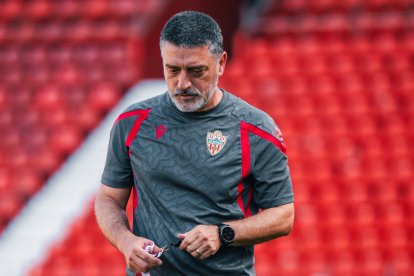 García Pimienta busca soluciones para que el Almería rinda fuera de casa.