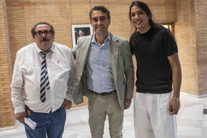 El flamenco almeriense llena de arte, emoción y solidaridad el Auditorio Maestro Padilla con la Gala Benéfica Flamenca a favor de la Hermandad Andaluza Gitana