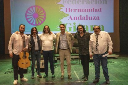El flamenco almeriense llena de arte, emoción y solidaridad el Auditorio Maestro Padilla con la Gala Benéfica Flamenca a favor de la Hermandad Andaluza Gitana