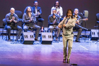 El flamenco almeriense llena de arte, emoción y solidaridad el Auditorio Maestro Padilla con la Gala Benéfica Flamenca a favor de la Hermandad Andaluza Gitana