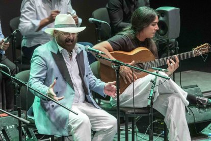 El flamenco almeriense llena de arte, emoción y solidaridad el Auditorio Maestro Padilla con la Gala Benéfica Flamenca a favor de la Hermandad Andaluza Gitana