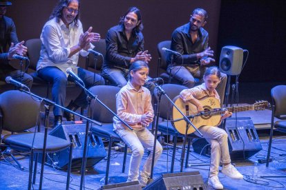 El flamenco almeriense llena de arte, emoción y solidaridad el Auditorio Maestro Padilla con la Gala Benéfica Flamenca a favor de la Hermandad Andaluza Gitana