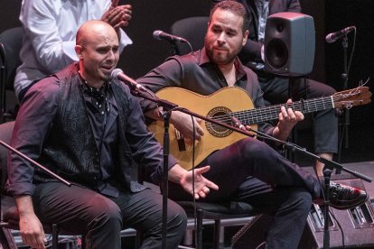El flamenco almeriense llena de arte, emoción y solidaridad el Auditorio Maestro Padilla con la Gala Benéfica Flamenca a favor de la Hermandad Andaluza Gitana