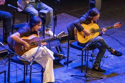 El flamenco almeriense llena de arte, emoción y solidaridad el Auditorio Maestro Padilla con la Gala Benéfica Flamenca a favor de la Hermandad Andaluza Gitana
