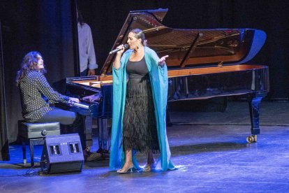 El flamenco almeriense llena de arte, emoción y solidaridad el Auditorio Maestro Padilla con la Gala Benéfica Flamenca a favor de la Hermandad Andaluza Gitana