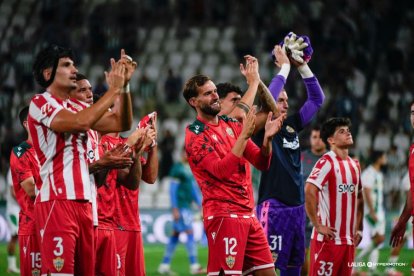 Los jugadores del Almería aplaudiendo a sus seguidores en Córdoba.