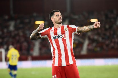 Miguel de la Fuente celebra su gol al Cádiz en la portería del fondo sur.