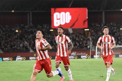 Nico Melamed celebra su gol al Eldense en la portería del fondo sur.