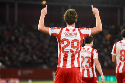 Dzodic celebra su gol al Eldense en la portería del fondo sur.