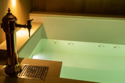 Grifo de cerveza junto a la piscina.