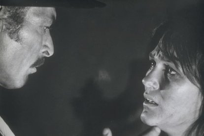 Rada Rassimov junto a Lee Van Cleef en una fotograma de 'El bueno, el feo y el malo'.
