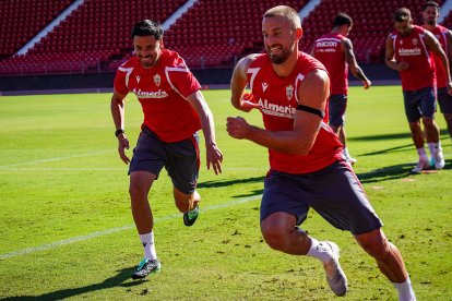 Rodrigo Ely con Javi Muñoz en un entrenamiento de la pasada semana.