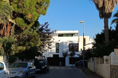 Al fondo de una de las calles del barrio, una de las casas de reciente construcción.
