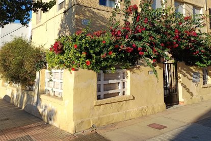 Esta casa aún conserva el muro original de las parcelas que empezaron a levantarse a principios de los 40.