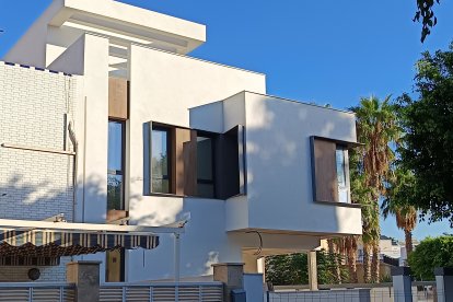 Una de las viviendas de reciente construcción, de estilo contemporáneo.